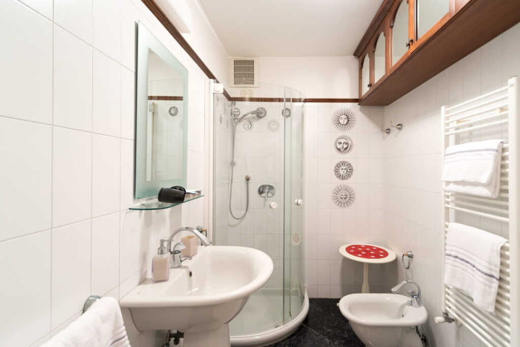 Bagno moderno e luminoso con ampia doccia in vetro e finiture eleganti presso il Bed and Breakfast Casa Baseggio.