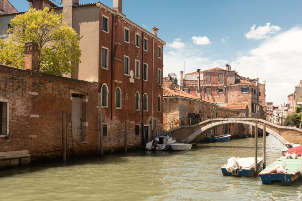 Scorcio panoramico di un canale veneziano con ponte e case storiche nel sestiere Cannaregio, vicino a Casa Baseggio.